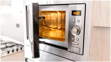 Cum cureti cuptorul cu microunde in numai cateva minute E o solutie practica si la indemana oricui