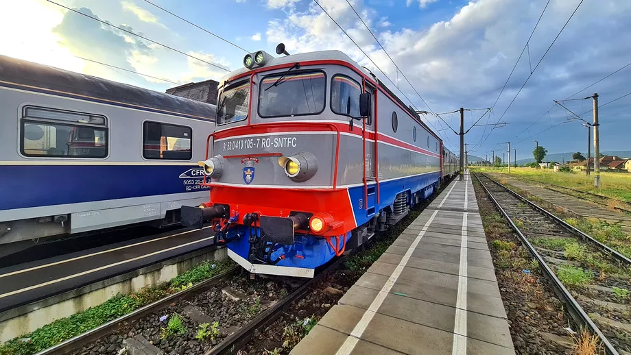 Calatorii au stat in camp doua ore in caldura si fara aer conditionat din cauza defectiunii locomotivei Trenul IR 1596 circula pe ruta CraiovaBucuresti