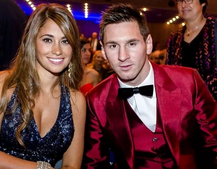 Antonella Roccuzzo, alături de Lionel Messi.