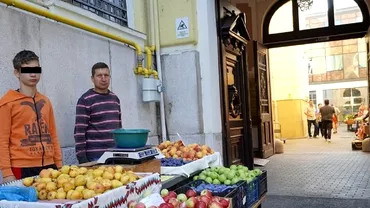 El este adolescentul din Romania care merge peste 100 de kilometri cu tatal sau ca sa vanda fructe din livada familiei