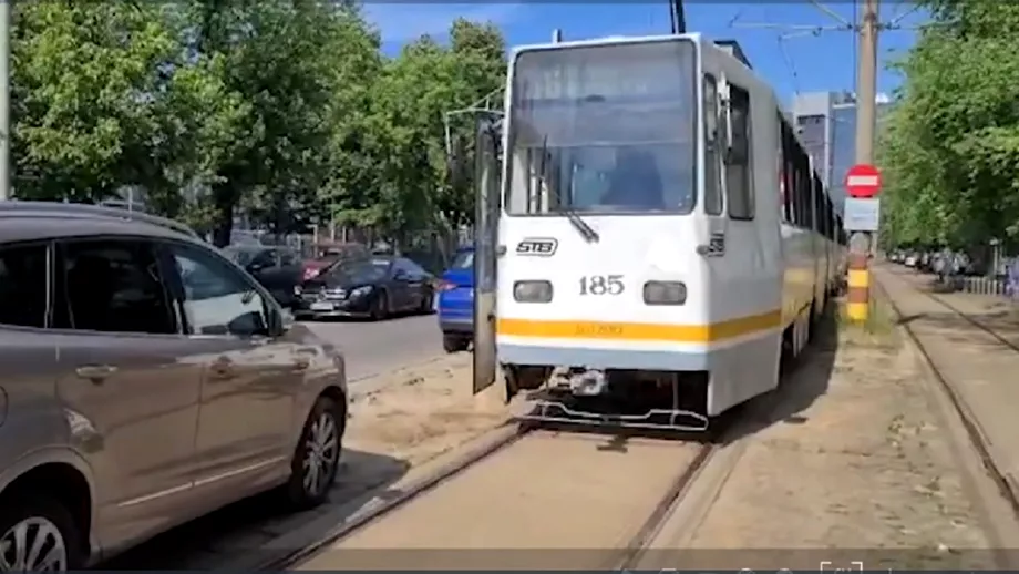 Un sofer a blocat 10 tramvaie in Capitala Barbatul a parcat pe sine Politia a intervenit