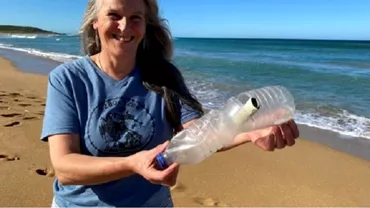 O femeie a gasit un biletel intro sticla care a plutit 10 ani pe ocean Ce scria pe hartie