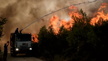 Zeci de turisti romani evacuati de pe insula Rhodos din cauza incendiilor de vegetatie