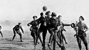 Crăciunul din 1914 a adus pace şi fotbal între tranşeele inamice din Primul Război Mondial. Foto