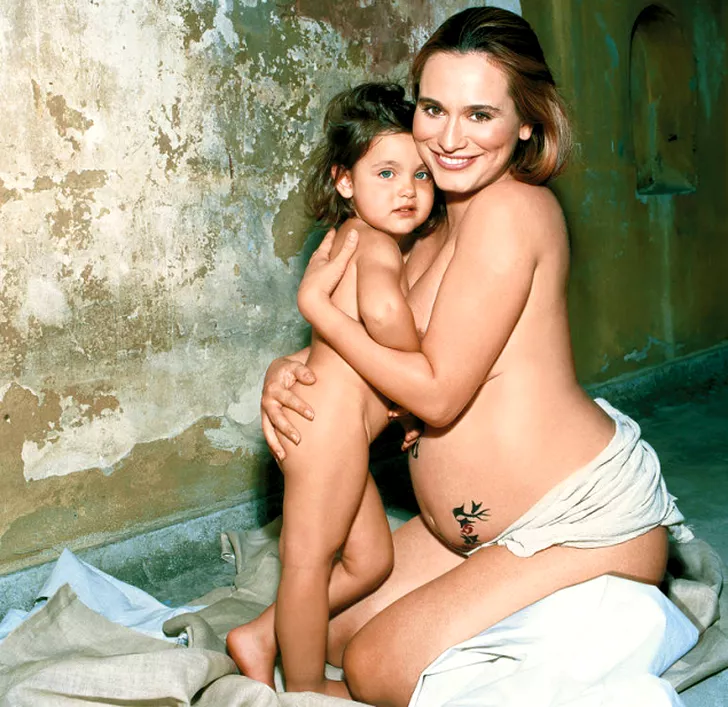 Andreea Esca, superbă, într-un pictorial împreună cu fiica ei, Alexia. Pe atunci, vedeta era însărcinată cu cel de-al doilea copil. Imaginea a fost intens comentată, iar diva aplaudată pentru inițiativă