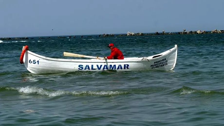 Copil salvat din valurile uriase de la Eforie Nord Mama a ignorat steagul rosu si la lasat in apa