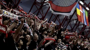 Fanii lui Dinamo vad meciul cu Petrolul in Sala Polivalenta din Stefan cel Mare Foto