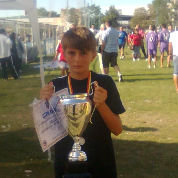 Ștefan Vlădoiu s-a fotografiat cu primul trofeu câștigat la juniori