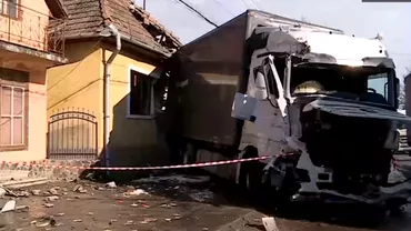Video Un TIR derapeaza si face praf doua case Impactul devastator surprins de camere