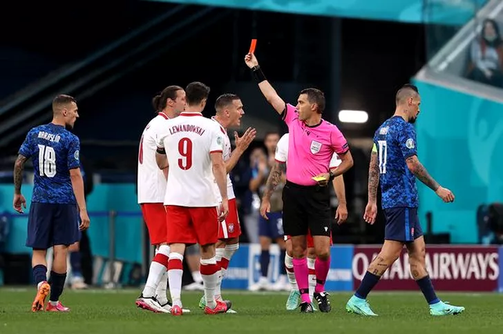 Ovidiu Hategan arata cartonasul rosu unui jucator polonez la EURO 2020. Sursa foto: hepta.ro