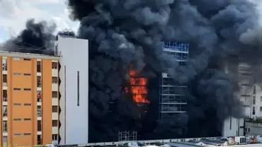 Incendiu devastator in Roma O cladire cu opt etaje a luat foc cel putin o persoana a murit