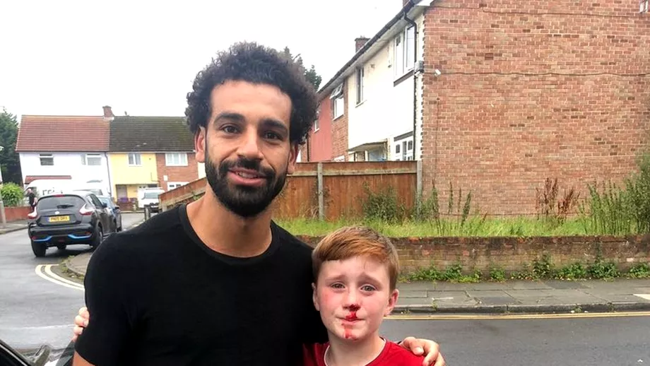 De la agonie la extaz Un copil sia spart nasul incercand sa se fotografieze cu Salah Ce a facut starul lui Liverpool