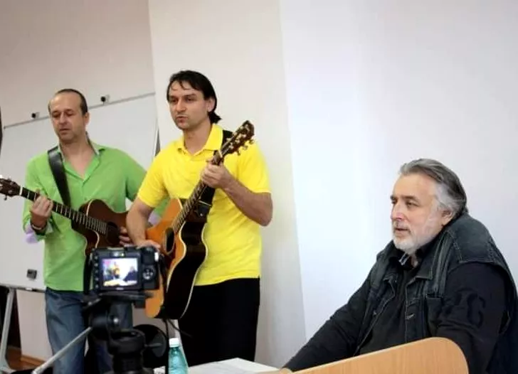 Adrian și Andrei Păunescu, alături de solistul folk Mihai Napu (sursa facebook.com)
