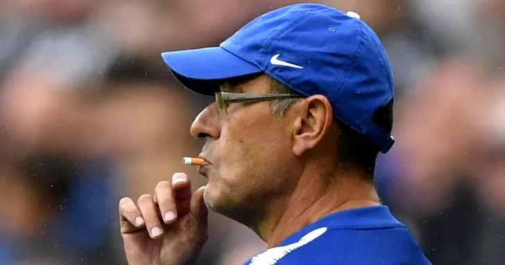 Maurizio Sarri e un exemplu foarte prost pentru jucători. Antrenorul lui Chelsea fumează 40 de țigări pe zi