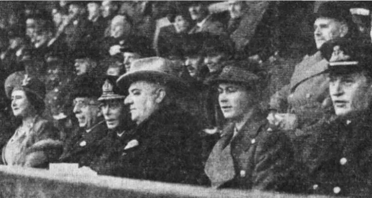 Regina Elisabeta a II-a, în 1945, pe Wembley, la Chelsea - Millwall 2-0