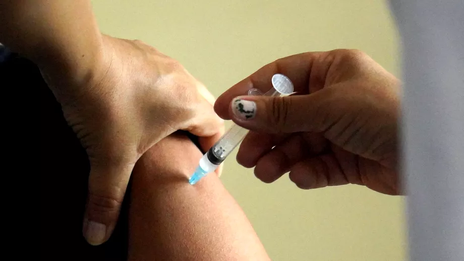 Vaccinurile contra noilor variante Covid19 autorizate de FDA Cand vor ajunge si in statele UE