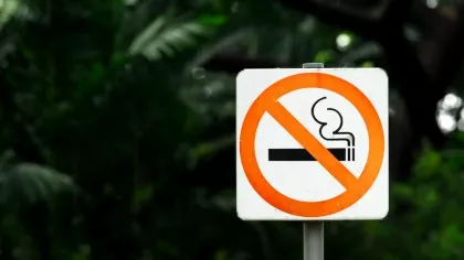 Fumătorii, între ciocan și nicovală. Noi restricții, se dau amenzi