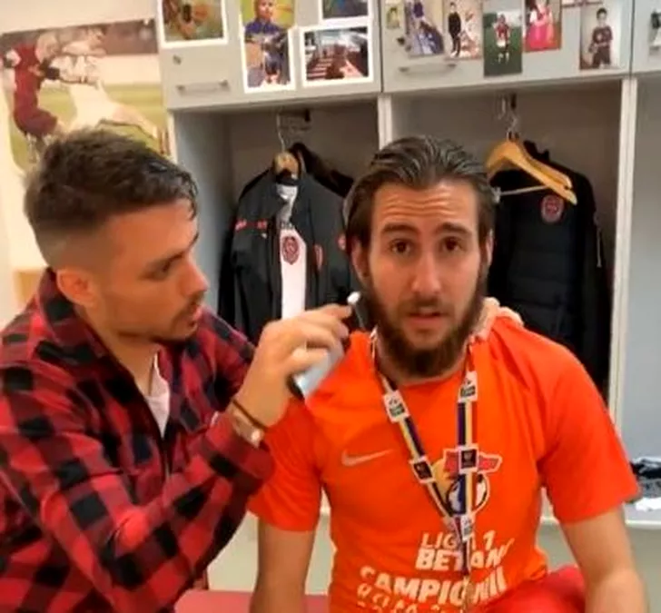 Adi Rus în timp ce îi tundea barba lui Alexandru Păun. Sursă foto: instagram