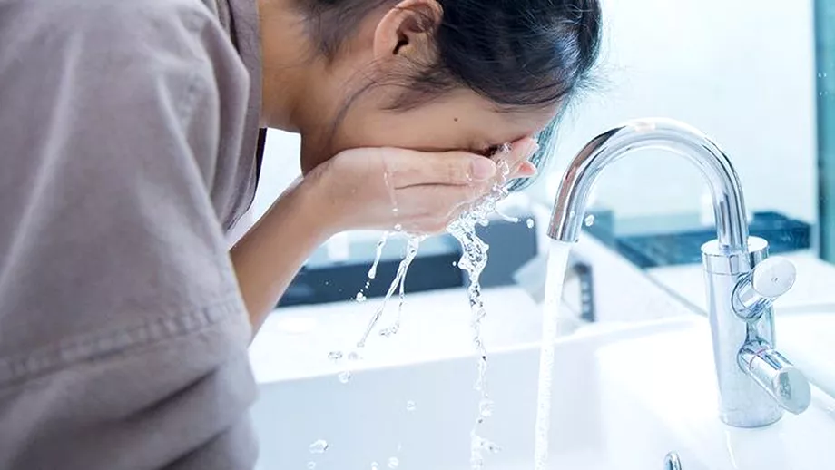 Greseala pe care multe persoane o fac dimineata E bine sa te speli cu apa calda sau rece pe fata