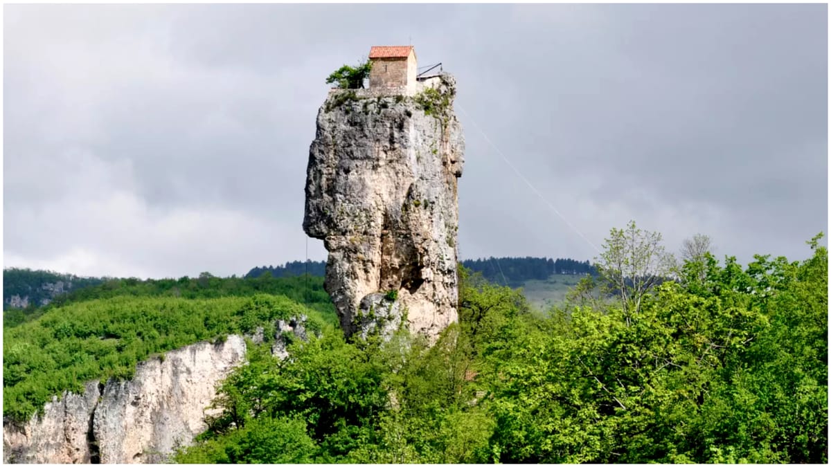 Singura mănăstire din lume construită pe vârful unei stânci înalte de 40 de metri. Călugării sunt nevoiți să escaladeze un zid