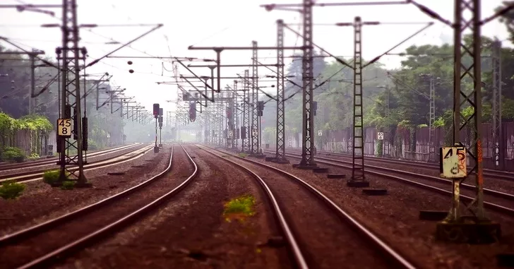 Trenurile din România circulă cu o viteză sub cea a unei trotinete electrice! Trenuri