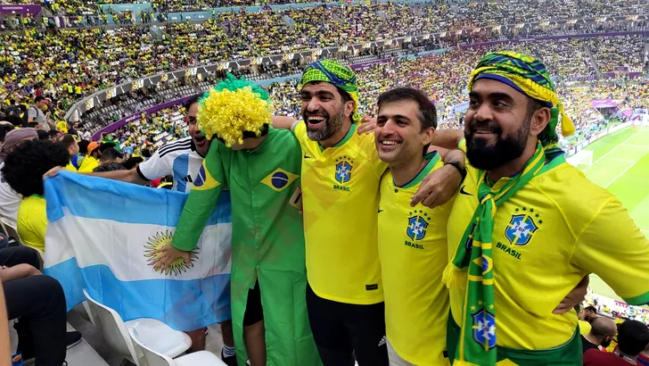 Un fan al Argentinei, alături de suporterii brazilieni