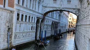 Doi turisti au uimit autoritatile din Venetia Au furat o gondola si sau plimbat cu ea