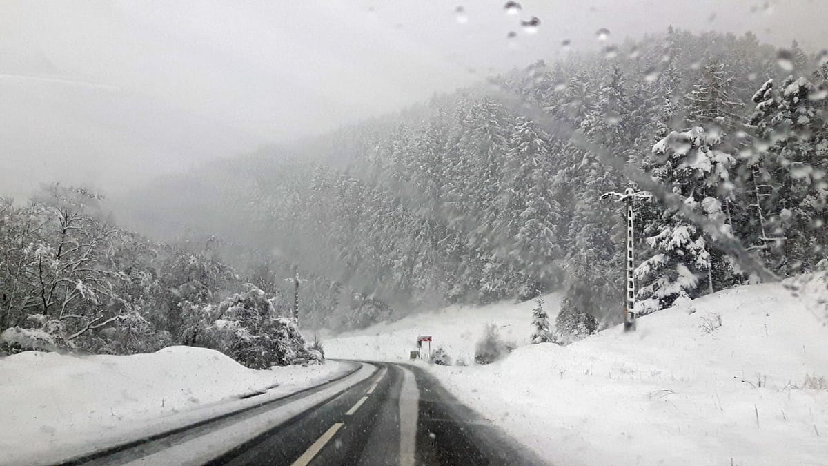 Vremea se răcește accentuat în România. ANM a anunțat ninsori în unele zone