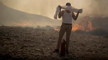 Incendiile din Grecia cauzate de triunghiul diavolului Cum explica autoritatile elene propagarea focului mistuitor in mai multe zone