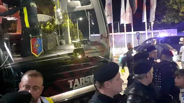 Autocarul FCSB inconjurat de forte de ordine Ultrasii Farului au facut scandal Toata tara a vazut ca nu a fost penalty