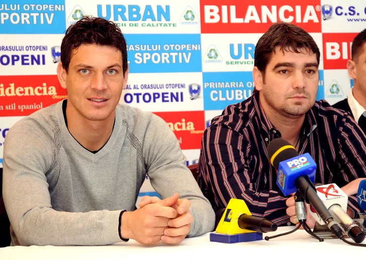 Ionuţ Rada se întoarce în România. Fundaşul susţine o conferinţă de presă în care este prezentat oficial la CS Otopeni, alături de antrenorul clubului, Liviu Ciobotariu, pe 27 februarie 2009.