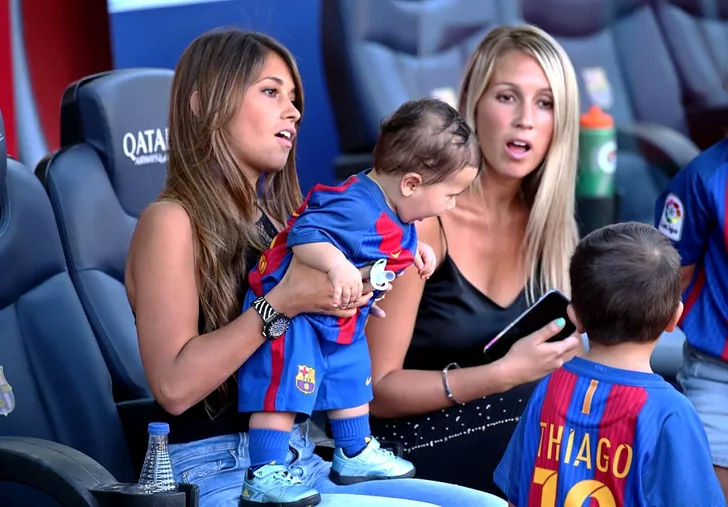 Sofia Balbi și Antonella Roccuzzo, soția lui Messi, la un meci al Barcelonei pe Camp Nou