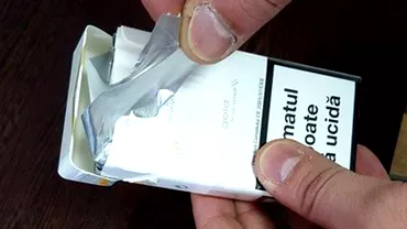 Pare inutila si toti fumatorii o arunca La ce foloseste de fapt ENERVANTA FOLIE din pachetul de tigari