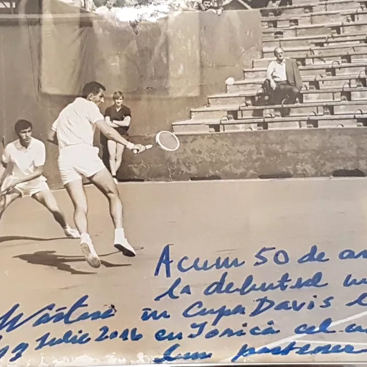 Ilie Năstase și Ion Țiriac în acțiune la începuturile dublului de aur al tenisului românesc, la Paris, în 1996