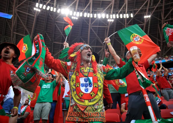 Fanii portughezi prezenți pe stadionul din Budapesta, la meciul dintre Ungaria si Portugalia