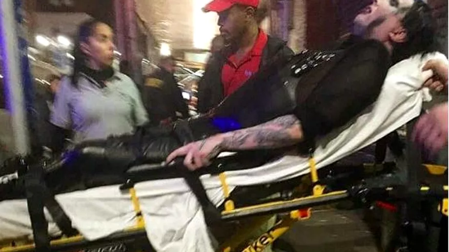 VIDEO Marilyn Manson accidentat grav in timpul unui concert Decorul a cazut pe el si a fost transportat de urgenta la spital