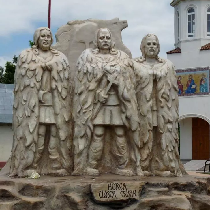 Grupul statuar „Horea Cloșca și Crișan”, opera sculptorului Marcel Trife (sursa facebook.com)