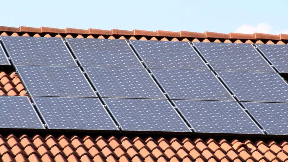 Cati bani te costa sati montezi panouri fotovoltaice si sa ai facturi pe 0 in anumite luni