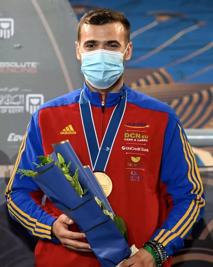 Iulian Teodosiu, cu medalia de bronz de la Cairo. Sursa: Facebook COSR