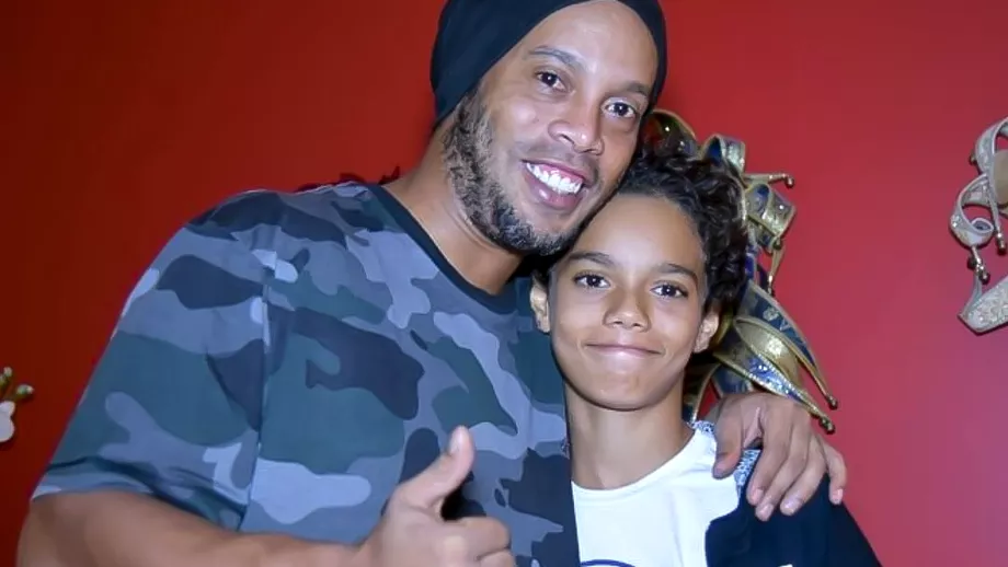 Fiul lui Ronaldinho a semnat primul contract Oficialii clubului habar nu aveau cine este cand a venit in probe