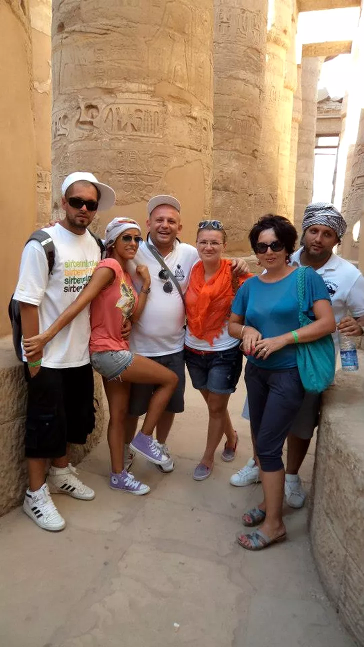 In centru, cu sapca, tatal lui Ombladon, alaturi da familie in Egipt. Sursa foto: Facebook Marius Alexandru Pastaca