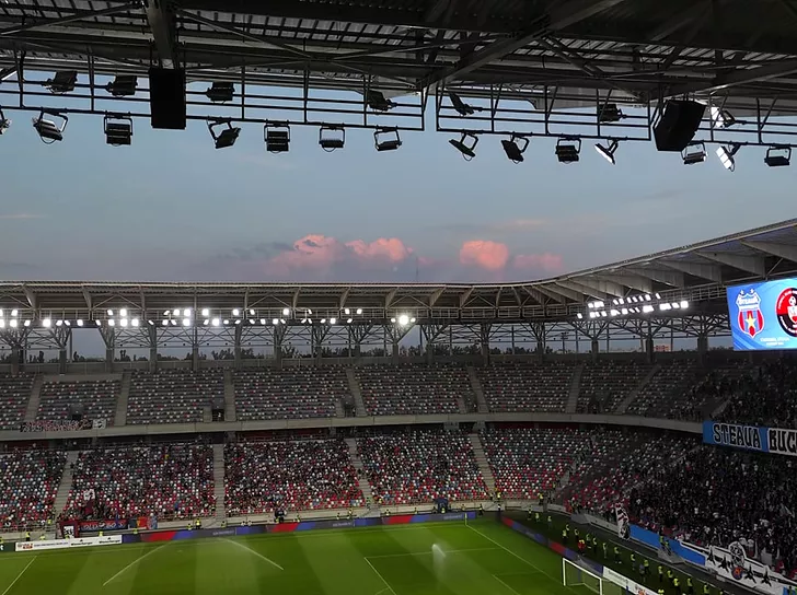 Cerul „colorat” cu culorile roșu și albastru înainte de meciul dintre CSA Steaua și Csikszereda. Sursă foto: Fanatik