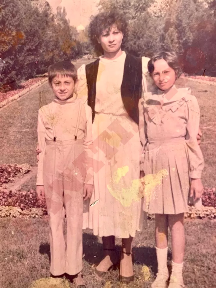 Carmen Trandafir alături de mama și fratele ei