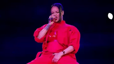 Rihanna show incendiar in pauza SuperBowl 2023 desi este insarcinata A meritat asteptarea Video