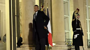 Emmanuel Macron pus pe glume cu Kylian Mbappe la Palatul Elysee Replica devenita virala