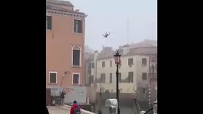 Un barbat sa aruncat intrun canal din Venetia de pe o cladire cu trei etaje Primarul vrea sal aresteze pe idiot Video
