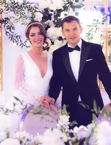 Video Show la nunta lui Ionut Stroe PNL cu fiica adoptiva a lui Marcel Vela Liberalul a cantat cu Directia 5 pentru mireasa