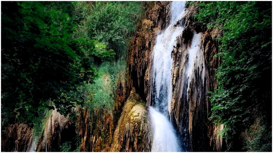 Legenda cascadei din Romania care nu ingheata niciodata Locul spectaculos este vizitat de turisti din intreaga lume