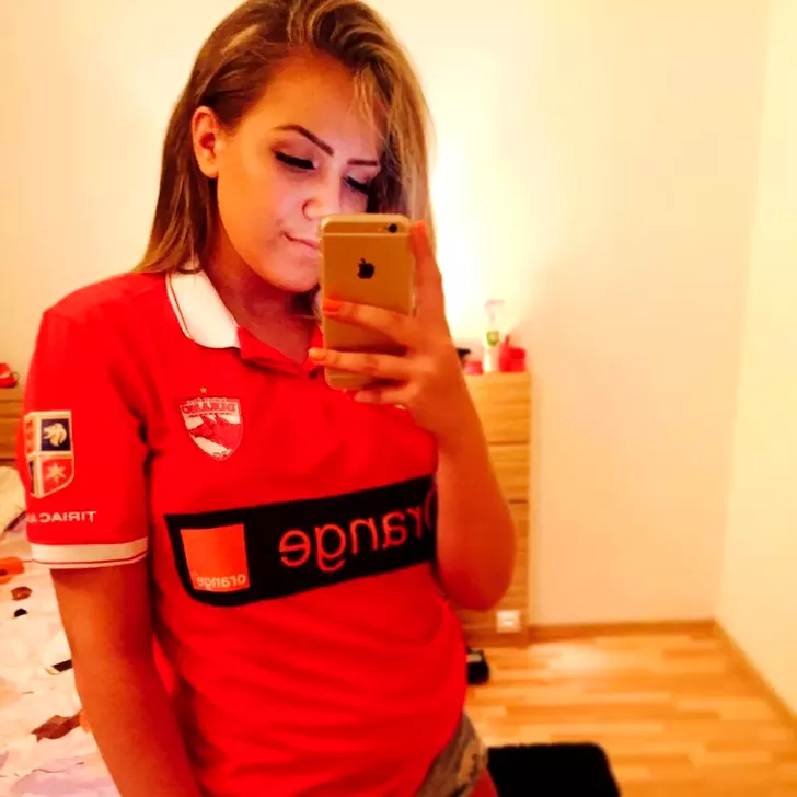Lorena Stoican, în tricoul cu Dinamo, echipă la care antrenează tatăl ei. 