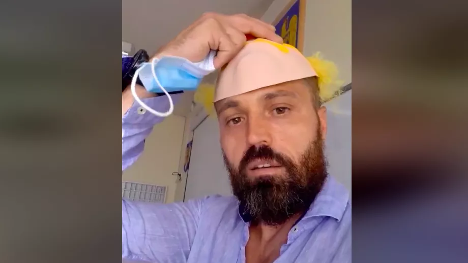Un profesor din Oradea sa filmat in timp ce indeamna elevii sa nu respecte regulile de protectie Jos botnita la copii Video